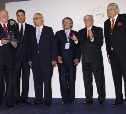 Su Majestad el Rey Don Juan Carlos tras recibir el "Reconocimiento a la integración Latinoamericana"